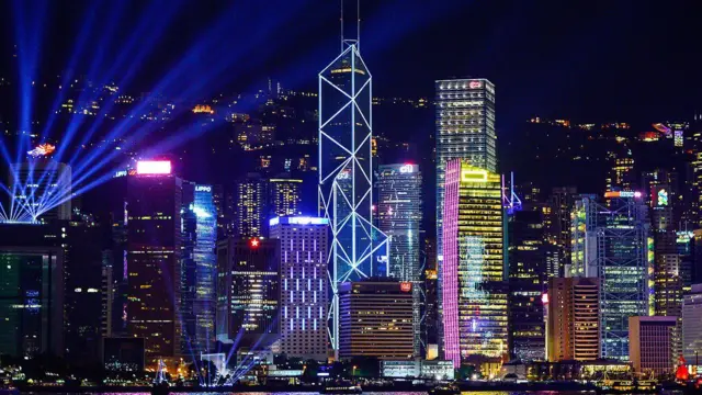 Hong Kong lors de la Symphonie des lumières nocturnes, qui transforme le port de Victoria en un spectacle de technologie et d’art. 