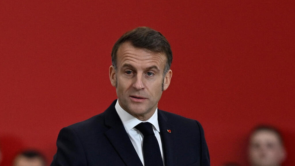 French President Macron (Photo: Philippe Magoni / POOL / AFP) מקרון והמשקפיים