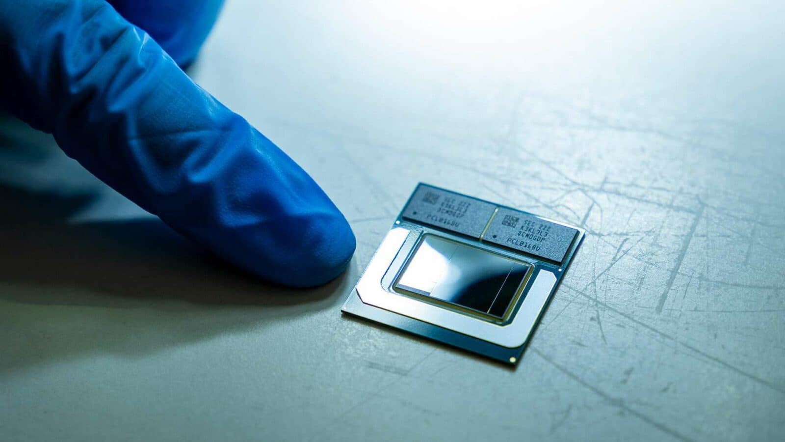 La puce Lunar Lake, conçue par l'américain Intel et fabriquée par le Taïwanais TSMC (image d'illustration) La puce Lunar Lake, conçue par l'américain Intel et fabriquée par le Taïwanais TSMC (image d'illustration)